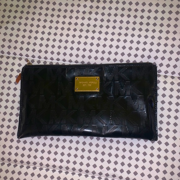 Michael Kors Handbags - Michael Kors Wristlet